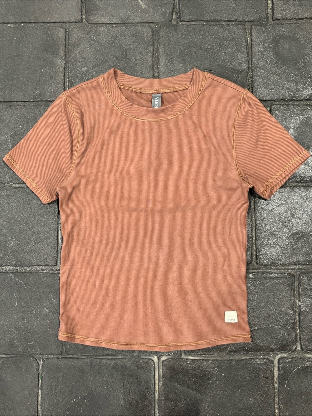 Vuori pose fitted ribbed Short Sleeve Tee brown size XS